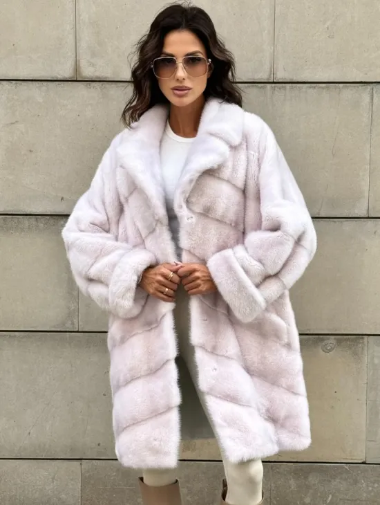 Шуба в диагональной выкладке меха норки с английским воротником - цвет жемчуг - фото 0