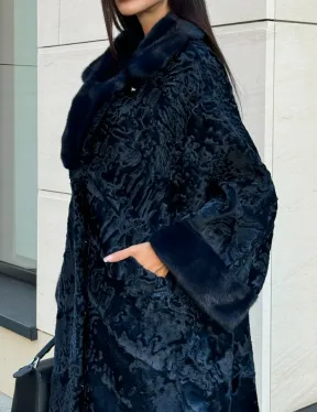 Шуба из каракуля Indigo Blue с отделкой из меха норки, фасон кокон - фото 1