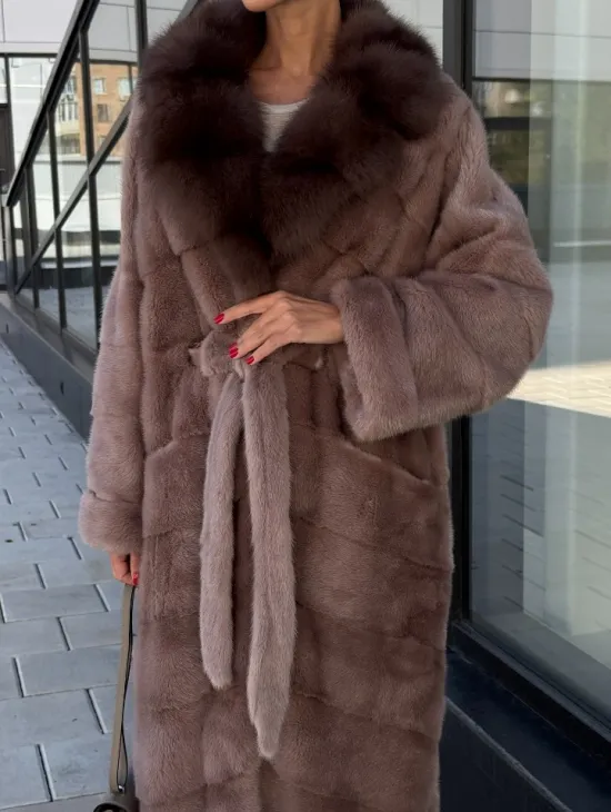 Длинная шуба из норки с воротником из меха куницы - цвет пыльная роза - фото 3
