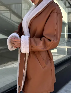 Женская дублёнка на запах с поясом - цвет кэмел - фото 3