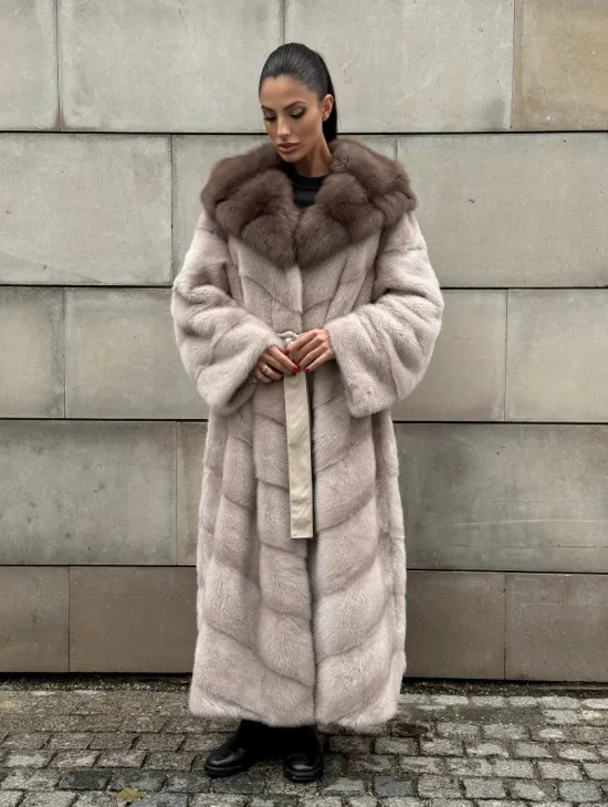 Длинная норковая шуба прямого кроя с капюшоном из меха куницы - фото 8