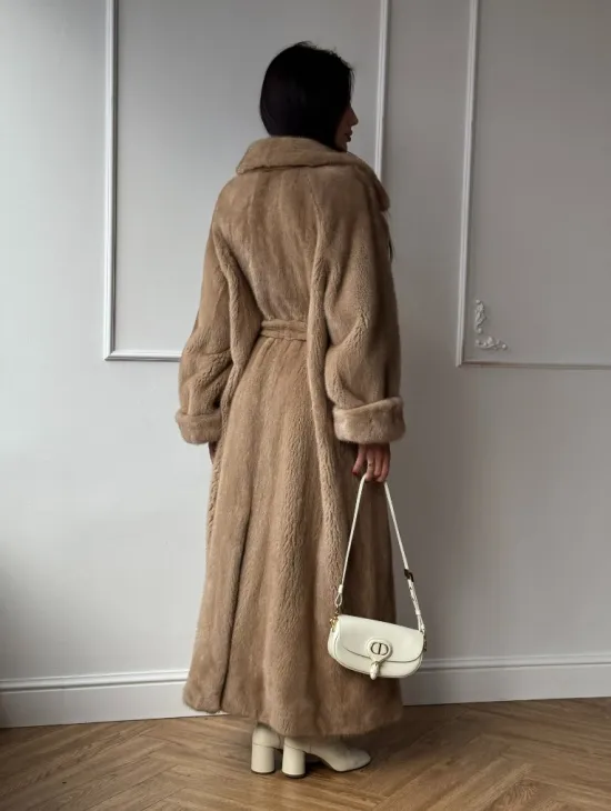 Длинная модная шуба кимоно из меха скандинавской норки со шлицей - фото 8