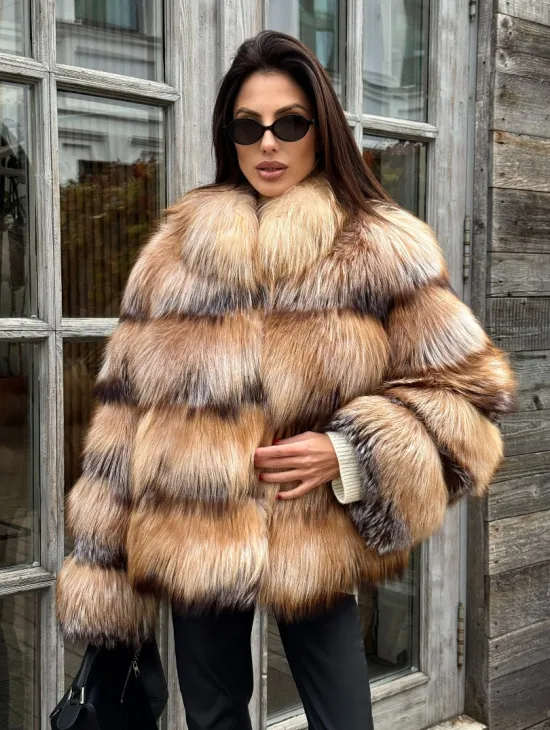 Женская шуба из меха лисы 