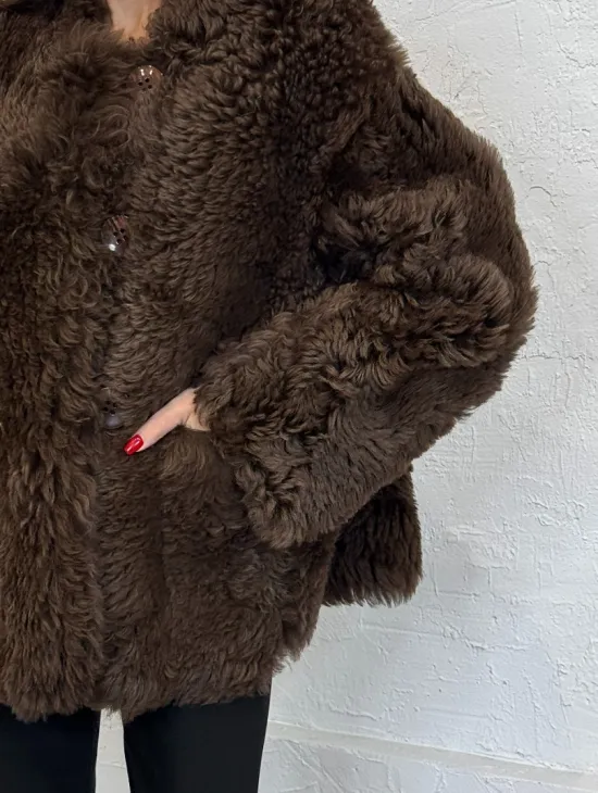 Короткая шуба из натуральной овчины с круглым вырезом и накладными карманами - фото 1