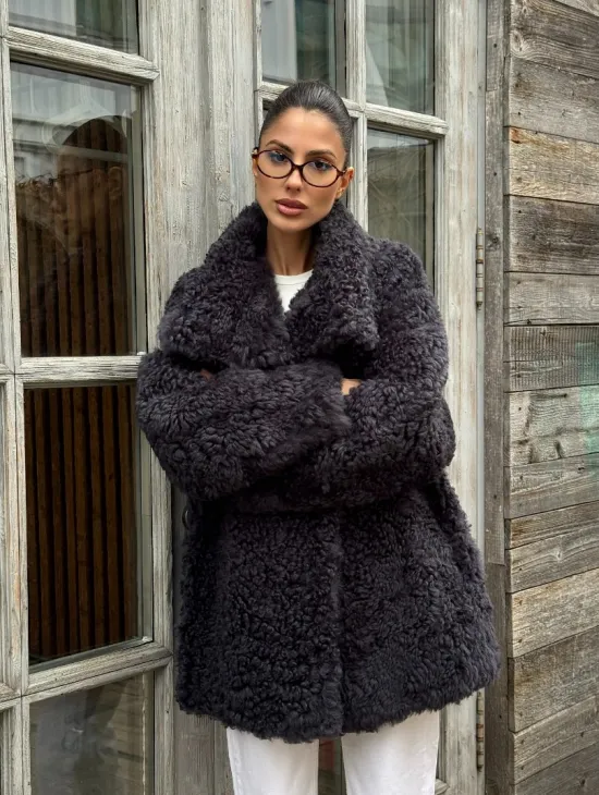 Стильный полушубок из натурального меха тиградо с большим отложным воротником - цвет графит - фото 9