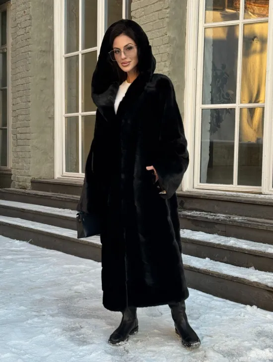 Шуба кимоно с капюшоном черного цвета из скандинавской норки Saga Furs - фото 0