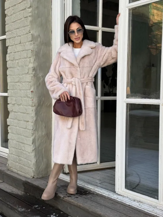 Женская норковая шуба прямого кроя с разрезами по бокам, пояс - фото 7