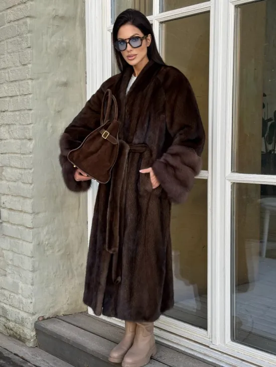 Женская норковая шуба с манжетами из роскошного меха куницы - фото 4