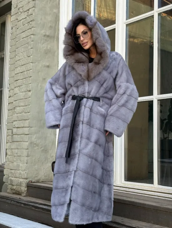 Норковая шуба голубого цвета с капюшоном из натурального меха куницы - фото 11