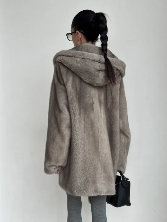 Полушубок женский из натурального меха норки с капюшоном под пояс - фото 6