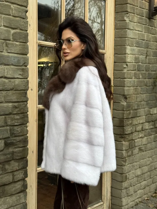 Короткая белая шубка с воротником из натуральной куницы - фото 10