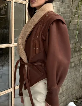 Стильная куртка - дублёнка на запах с поясом - фото 5