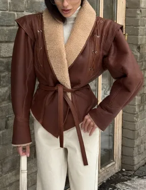 Стильная куртка - дублёнка на запах с поясом - фото 4