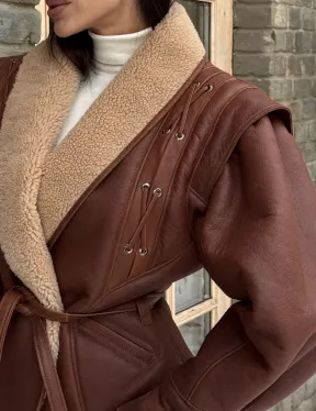 Стильная куртка - дублёнка на запах с поясом - фото 3