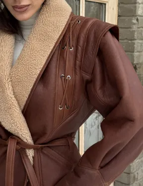 Стильная куртка - дублёнка на запах с поясом - фото 1