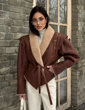 Стильная куртка - дублёнка на запах с поясом - фото 0