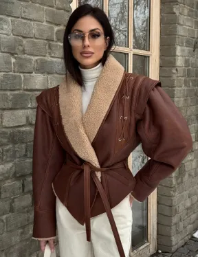 Стильная куртка - дублёнка на запах с поясом - фото 8