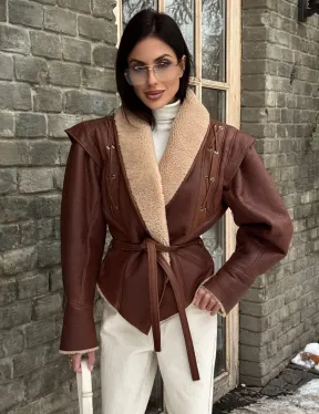 Стильная куртка - дублёнка на запах с поясом - фото 10