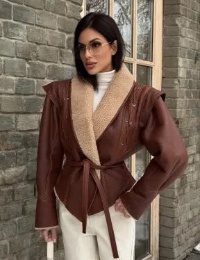 Стильная куртка - дублёнка на запах с поясом - фото 12