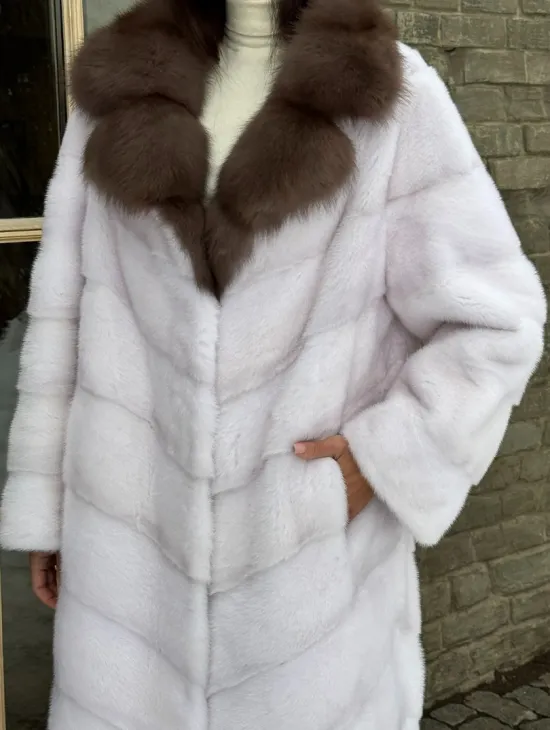 Длинная прямая норковая шуба с воротником из меха куницы цвет паломино - фото 1