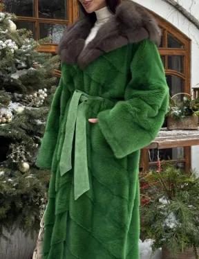 Шуба зеленого цвета с капюшоном из меха куницы - фото 2