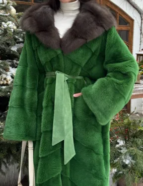 Шуба зеленого цвета с капюшоном из меха куницы - фото 1