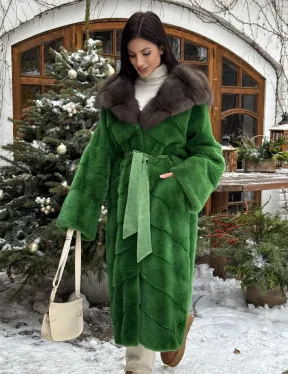 Шуба зеленого цвета с капюшоном из меха куницы - фото 9