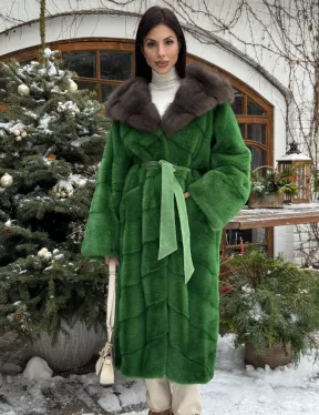 Шуба зеленого цвета с капюшоном из меха куницы - фото 8