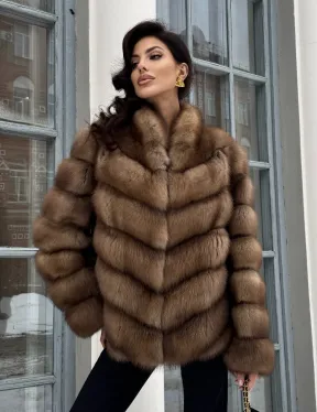 Шуба из меха куницы с V-образным воротником - фото 8