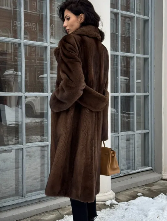 Коричневая шуба из меха норки с хлястиком на спине - фото 2