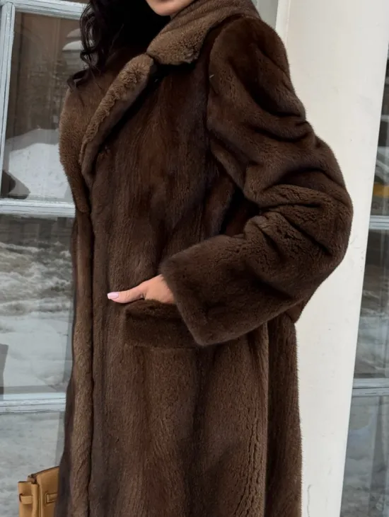 Коричневая шуба из меха норки с хлястиком на спине - фото 1