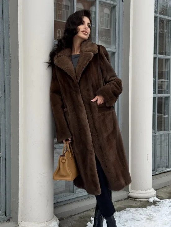 Коричневая шуба из меха норки с хлястиком на спине - фото 6