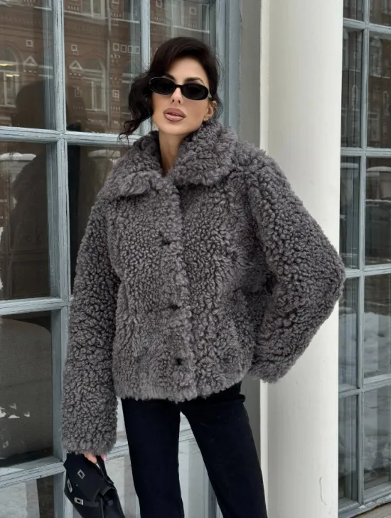 Короткая шубка из натуральной овчины с воротником апаш - фото 7