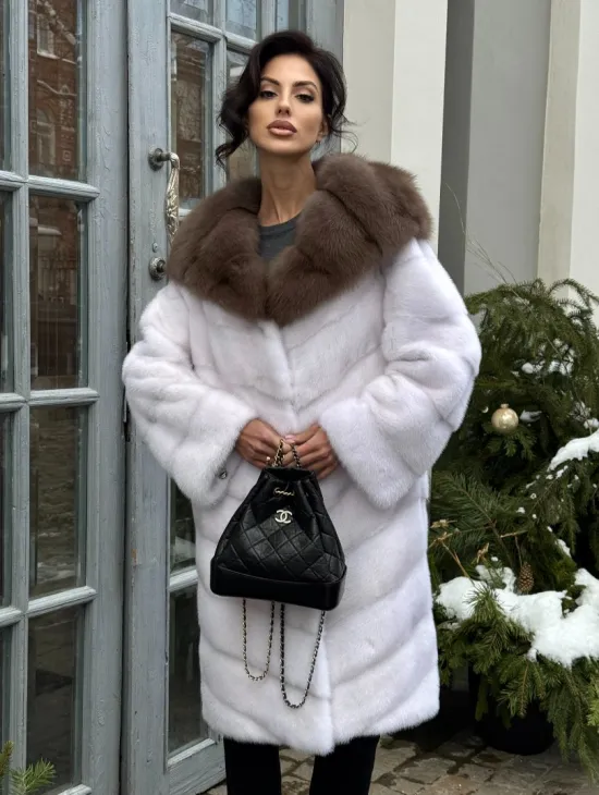 Белая прямая норковая шуба с капюшоном из меха куницы - фото 0