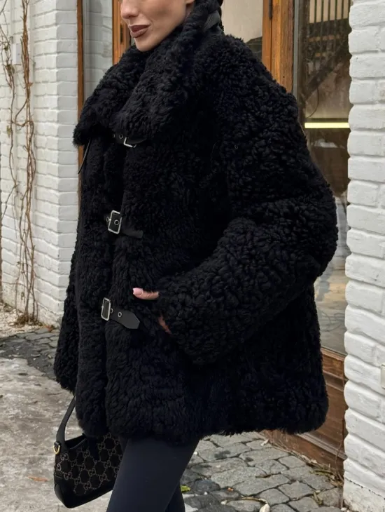 Черная дубленка средней длины из овчины тиградо 