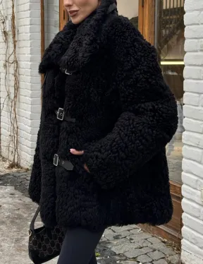 Черная дубленка средней длины из овчины тиградо 