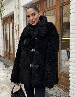 Черная дубленка средней длины из овчины тиградо 
