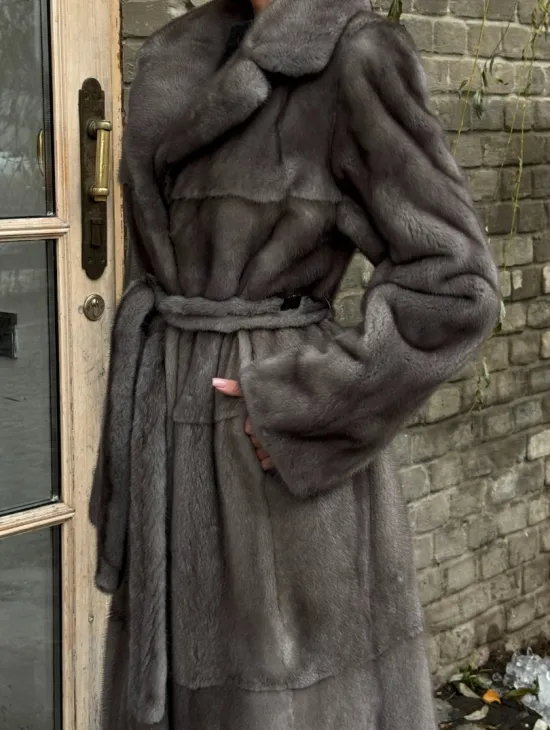 Прямая норковая шуба Luxury Line с меховым поясом и шлицами по бокам - фото 1