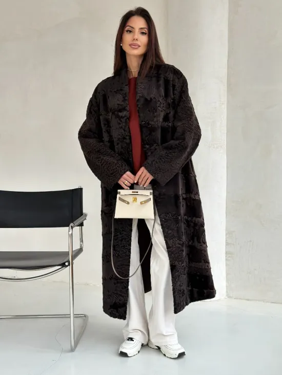 Шуба длинная из меха каракульчи в натурально-коричневом цвете - фото 5