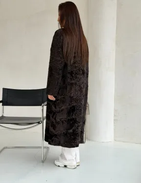 Шуба длинная из меха каракульчи в натурально-коричневом цвете - фото 8