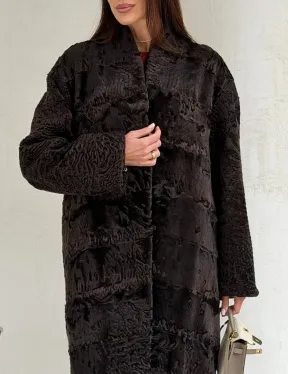 Шуба длинная из меха каракульчи в натурально-коричневом цвете - фото 1