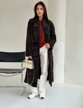 Шуба длинная из меха каракульчи в натурально-коричневом цвете - фото 9