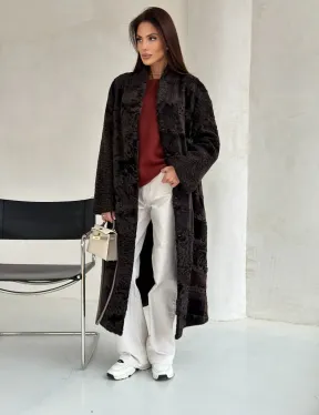 Шуба длинная из меха каракульчи в натурально-коричневом цвете - фото 13