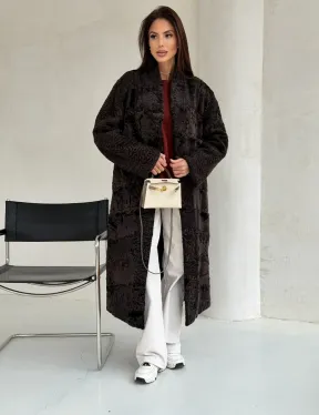 Шуба длинная из меха каракульчи в натурально-коричневом цвете - фото 10