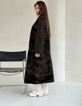 Шуба длинная из меха каракульчи в натурально-коричневом цвете - фото 4