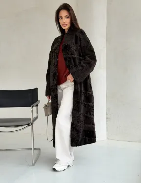 Шуба длинная из меха каракульчи в натурально-коричневом цвете - фото 7