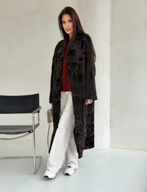 Шуба длинная из меха каракульчи в натурально-коричневом цвете - фото 14