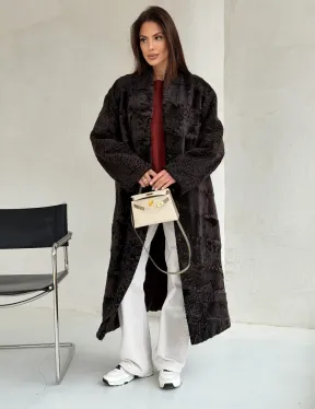 Шуба длинная из меха каракульчи в натурально-коричневом цвете - фото 0