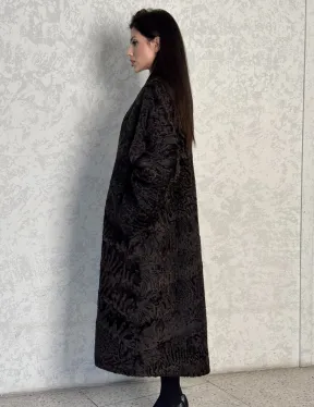 Шуба длинная из меха каракульчи в натурально-коричневом цвете - фото 12