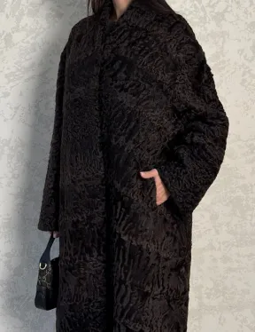 Шуба длинная из меха каракульчи в натурально-коричневом цвете - фото 2